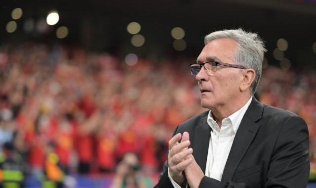 开云官方网站-伊万暂不下课！国足上午继续训练 下午启程奔重庆